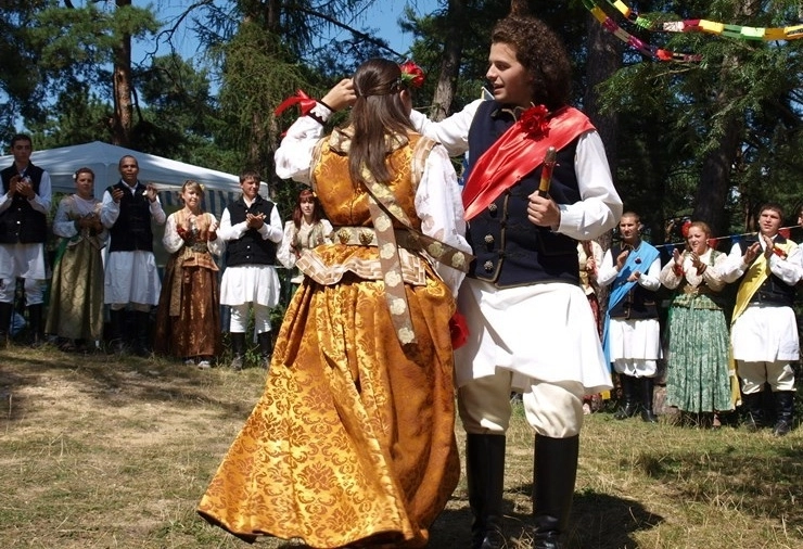 scoaterea-la-joc-a-fetelor-nemaritate-din-schei-de-catre-junii-tineri-duminica-la-crucea-dreptatii