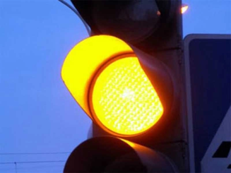 semafor-cu-galben-intermitent-la-intersectia-nicolae-balcescu-dobrogeanu-gherea
