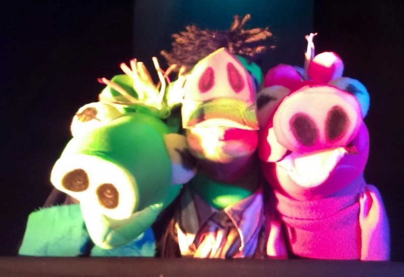 spectacol-cu-papusi-gen-muppets-cei-trei-purcelusi