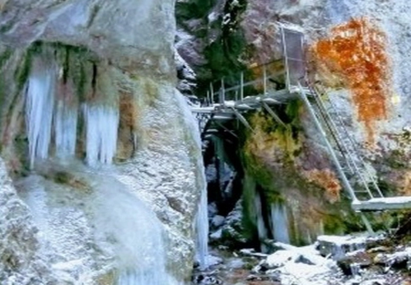 spectacol-de-gheata-in-culori-la-canionul-sapte-scari