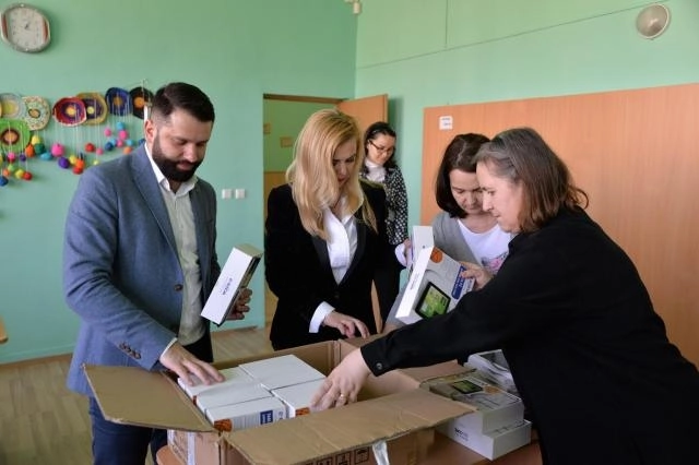 tablete-in-dar-pentru-copiii-de-la-centrul-de-zi-din-astra