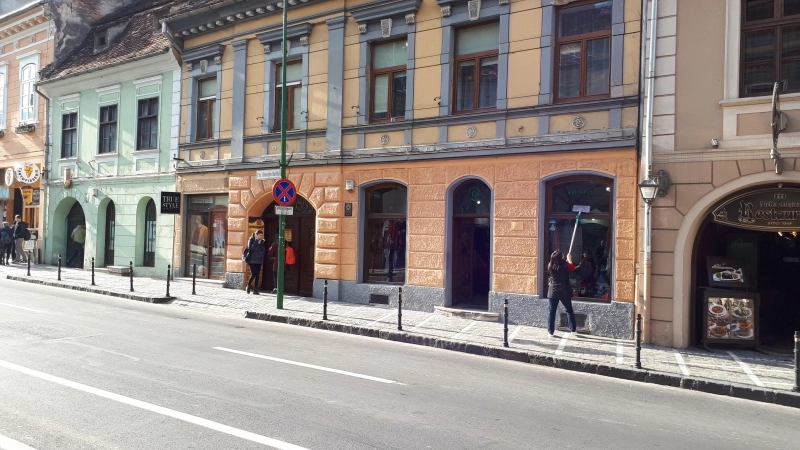 trei-tineri-au-spart-geamul-unui-magazin-din-centrul-orasului