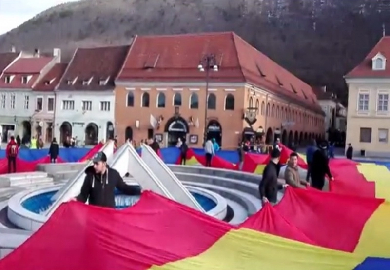 tricolor-imens-in-piata-sfatului-de-sarbatoarea-unirii-basarabiei-cu-romania