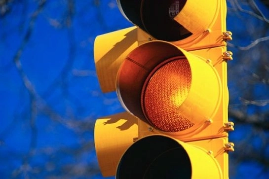 un-nou-semafor-cu-galben-intermitent-in-oras
