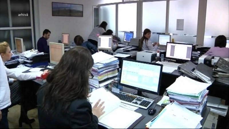 un-roman-din-sase-cu-salarii-de-10000-leiluna-lucreaza-la-stat