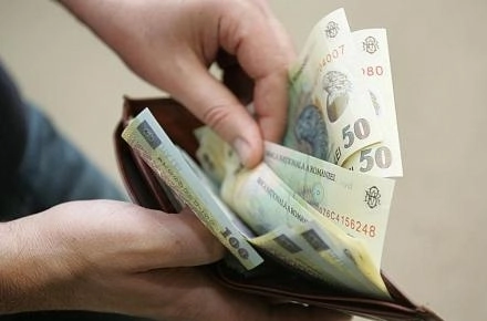un-salariat-din-romania-lucreaza-pentru-stat-jumatate-de-an