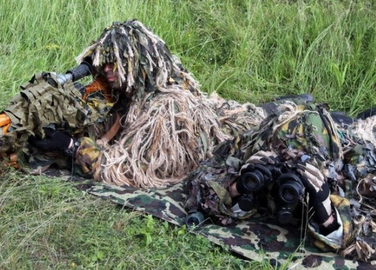 vanatorii-de-munte-romani-si-militarii-britanici-exercitiu-comun-la-cabana-bradet