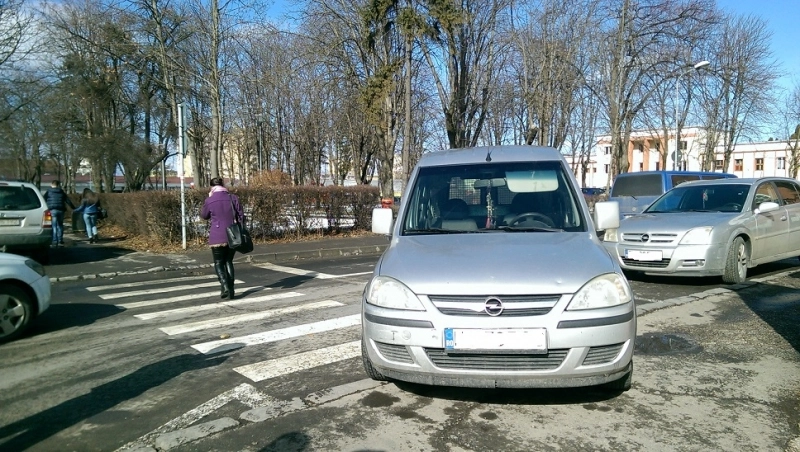 zeci-de-soferi-indisciplinati-amendati-pentru-parcarea-neregulamentara-pe-strada-turnului