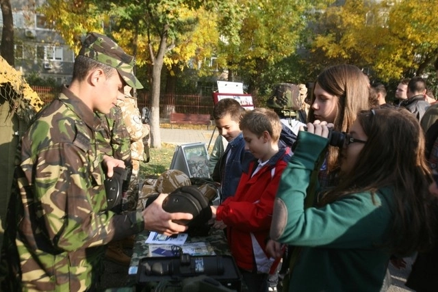 ziua-armatei-romaniei-in-scoli