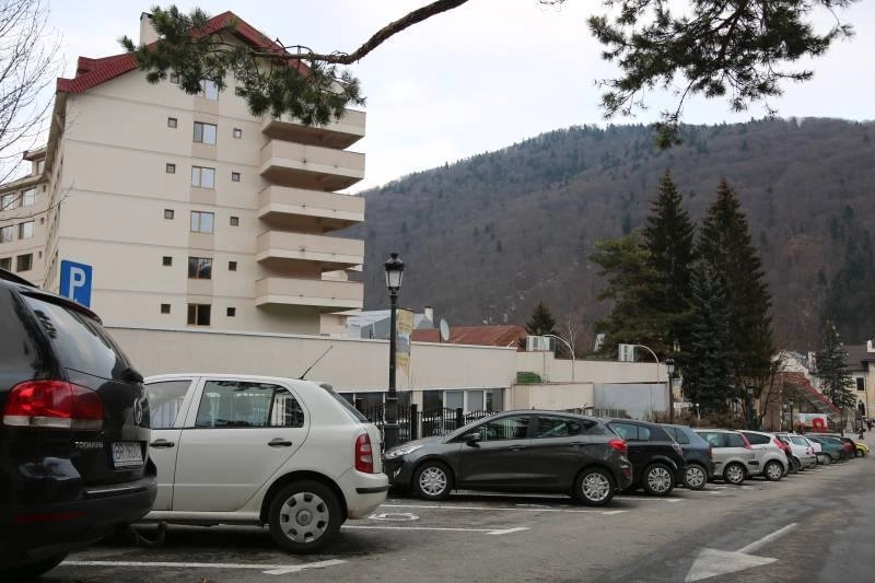 -la-sinaia-au-aparut-zonele-de-parcare-fara-plata-de-scurta-durata