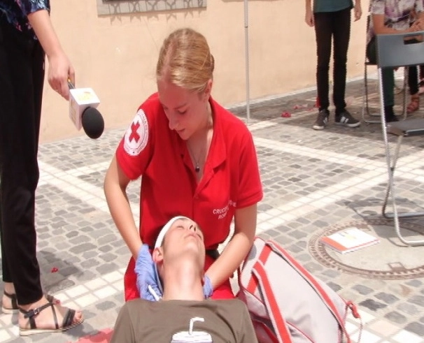 -voluntarii-crucii-rosii-brasov-siau-sarbatorit-ziua-prin-actiuni-in-piata-sfatului
