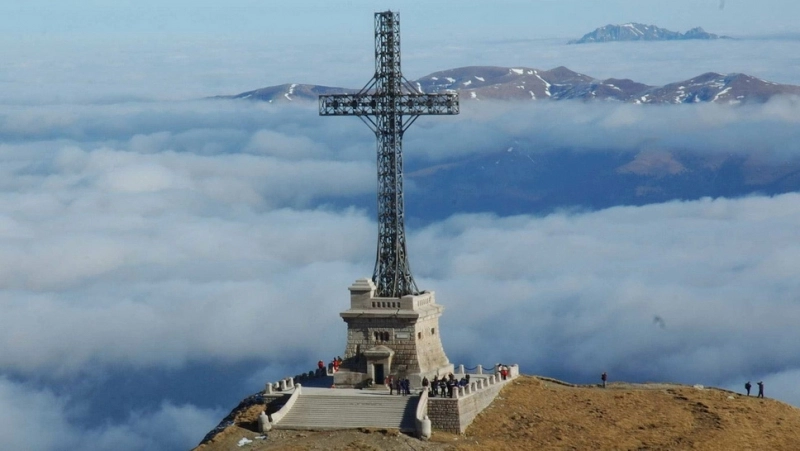 90-de-ani-de-la-inaugurarea-crucii-eroilor-neamului-de-pe-varful-caraiman