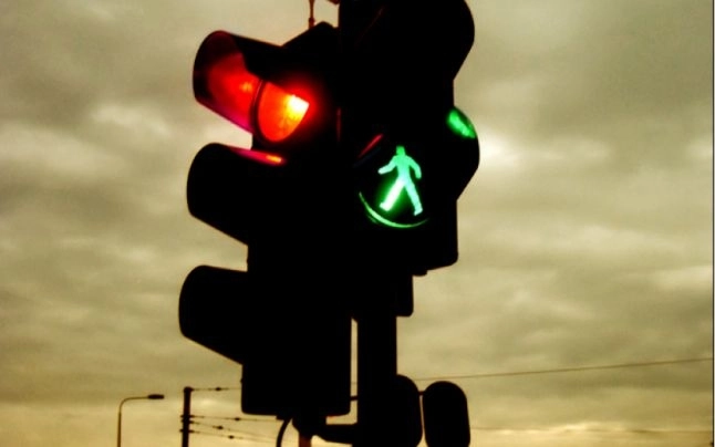 a-inceput-montarea-semafoarelor-la-doua-treceri-de-pietoni-de-pe-str-13-decembrie