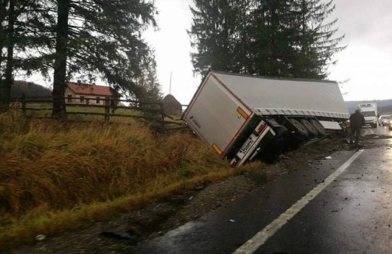 accident-intre-doua-tiruri-si-un-autoturism-la-persani