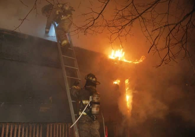 acoperisul-unei-magazii-si-un-autocar-distruse-in-incendiu