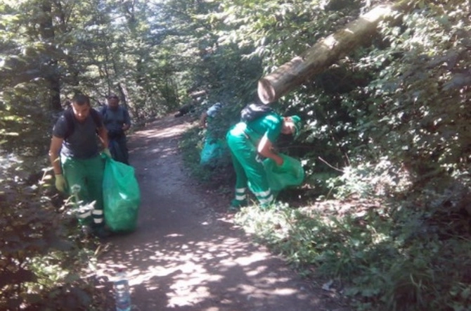 actiune-de-salubrizare-pe-masivul-tampa