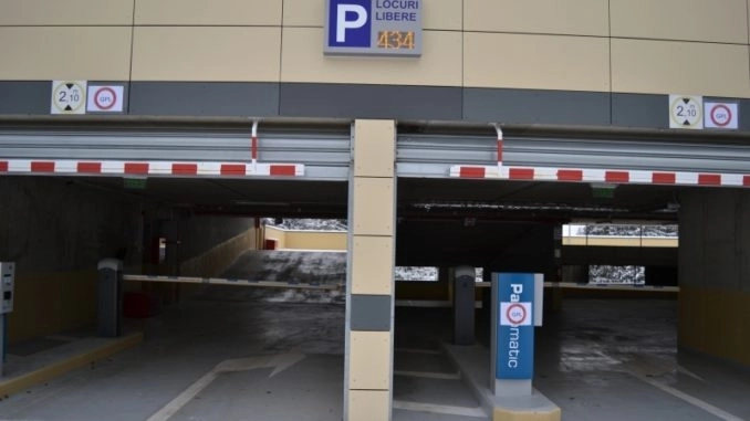 aglomeratie-pe-drumul-de-poiana-turistii-indemnati-sasi-lase-masinile-in-parcare