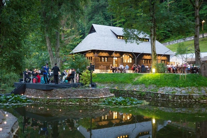 alexandra-fits-invitata-la-al-doilea-concert-de-pe-lac-la-castelul-bran