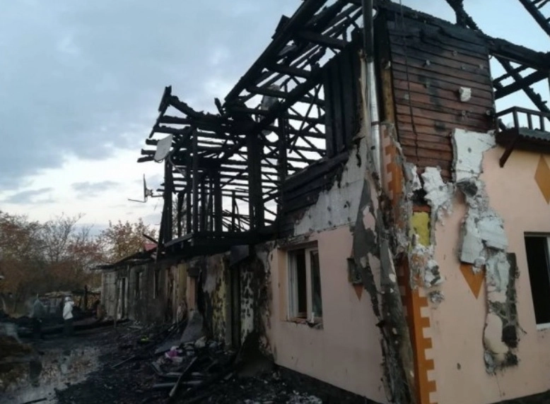 au-nevoie-de-ajutor-dupa-ce-un-incendiu-lea-distrus-casa
