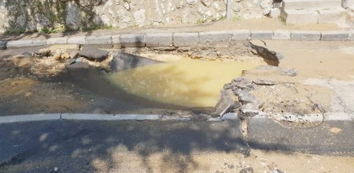 avarie-la-o-conducta-de-apa-de-pe-strada-dobrogeanu-gherea-apa-a-ajuns-pana-in-centrul-brasovului