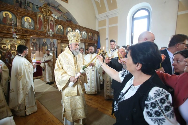 biserica-restaurata-sfanta-treime-din-cata-a-fost-sfintita