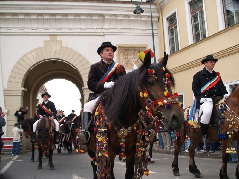 brasovenii-si-turistii-asteptati-la-parada-junilor