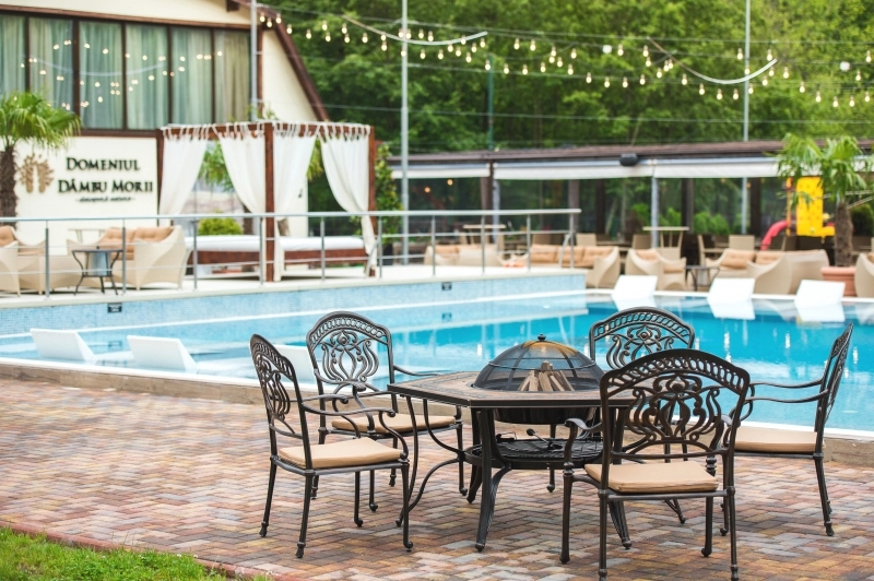 bucurate-de-miezul-verii-pe-marginea-piscinei