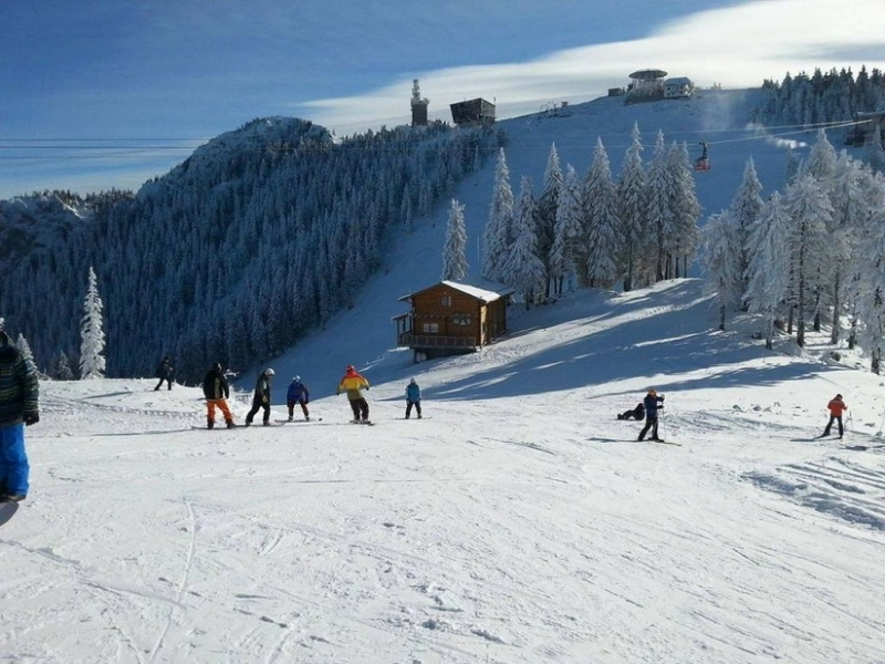 caldura-nu-strica-planurile-turistilor-se-schiaza-bine-pe-partiile-din-poiana-si-predeal-