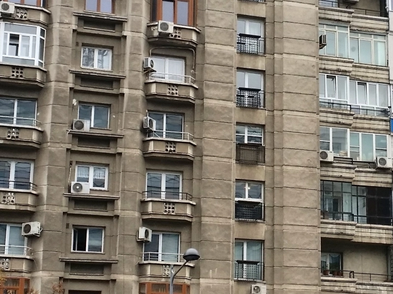 cei-mai-multi-romani-locuiesc-in-cladiri-construite-intre-1919-si-1980