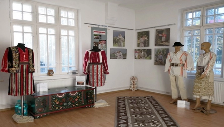 comori-ale-portului-traditional-branean-in-expozitie-la-casa-junilor-din-brasov