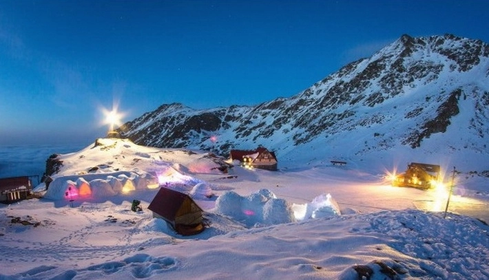 concurs-fotografic-pozezi-hotelul-de-gheata-de-la-balea-lac-si-castigi-1000-de-euro