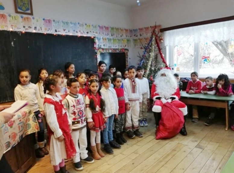 cutiuta-calatoare-a-sosit-cu-daruri-pentru-copiii-din-catunul-baiesi
