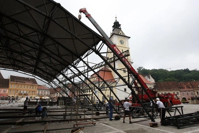 de-joi-terasele-din-piata-sfatului-incep-sa-dispara-pentru-a-face-loc-scenei-cerbului-de-aur