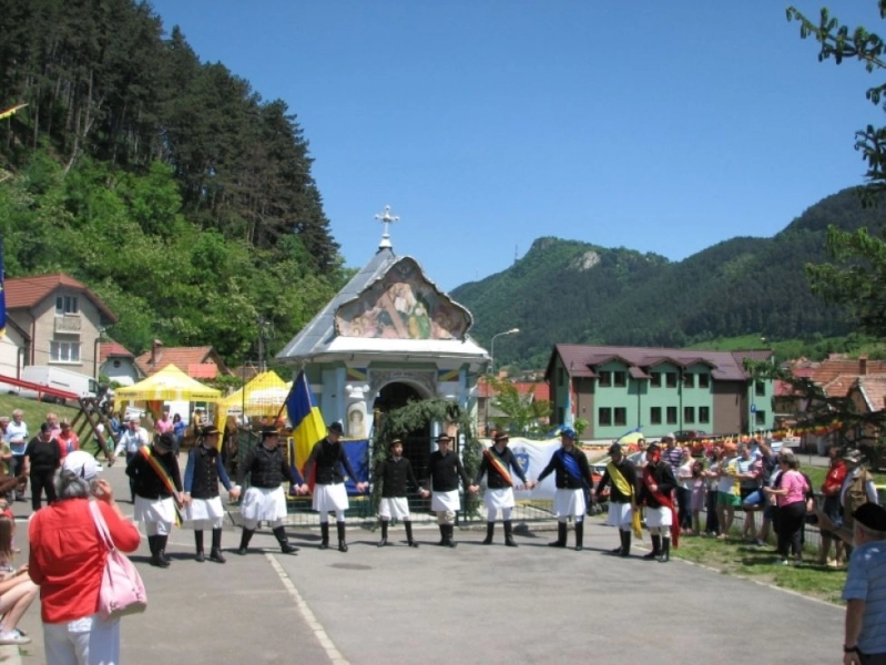 de-rusalii-junii-organizeaza-jocul-stramosesc-din-variste