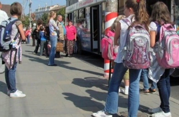 doar-elevii-fara-absente-primesc-abonamente-gratuite-pe-liniile-ratbv