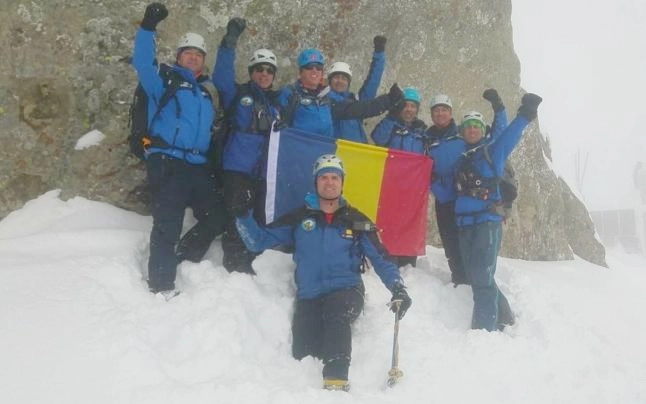 drapelul-romaniei-arborat-pe-varful-omu-de-catre-o-echipa-de-jandarmi-montani