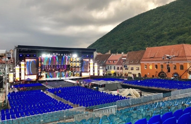 editia-aniversara-a-festivalului-cerbul-de-aur-debuteaza-pe-o-scena-impresionanta