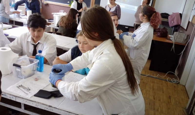 elevii-fagaraseni-produc-in-laborator-cosmetice-naturale