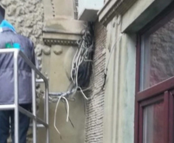 fara-cabluri-pe-fatadele-cladirilor-din-centrul-brasovului