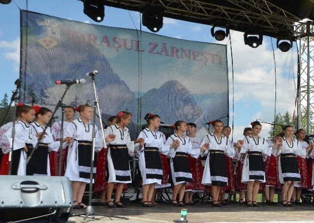 festivalul-floare-de-colt-a-ajuns-la-a-40a-editie-la-zarnesti