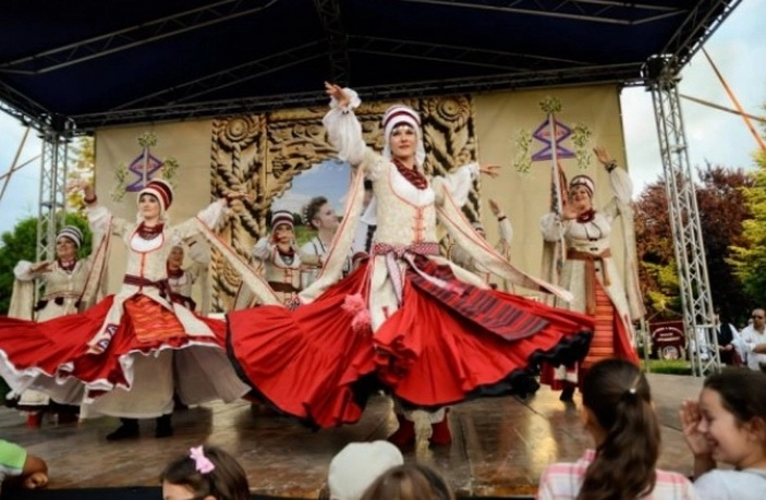 garofita-pietrei-craiului-festival-care-promoveaza-diversitatea-culturala