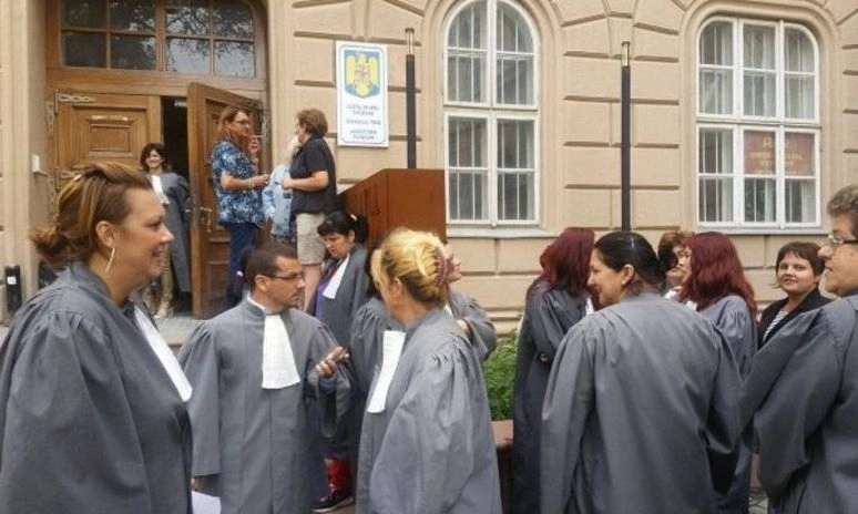 grefierii-ameninta-cu-proteste