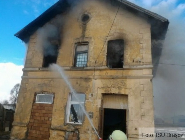 incendiu-la-sinca-veche-o-femeia-a-murit-iar-copilul-sau-se-afla-la-spital-cu-arsuri-grave