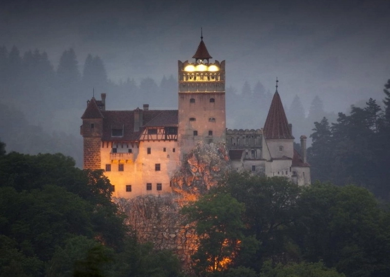 incep-nocturnele-castelului-bran-in-zorii-dictatorilor