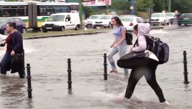 inundatii-pe-saturn-si-bulevardul-garii-din-brasov-dupa-o-ploaie-torentiala