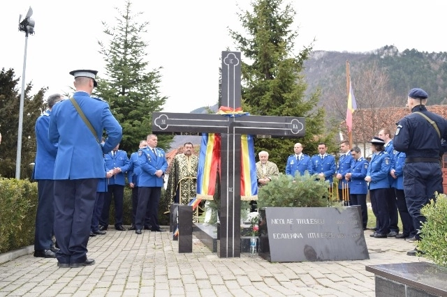 jandarmii-brasoveni-dezvelesc-un-obelisc-in-cinstea-diplomatului-nicolae-titulescu