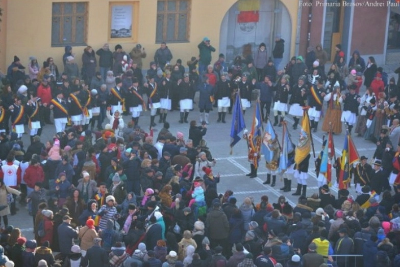 junii-au-jucat-hora-unirii-in-piata-sfatului-alaturi-de-brasoveni