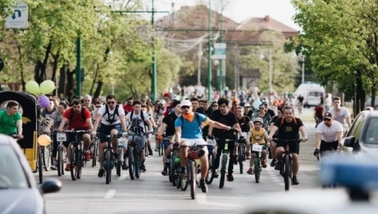 la-brasov-are-loc-marsul-tacerii-pentru-comemorarea-victimelor-pe-doua-roti-din-trafic