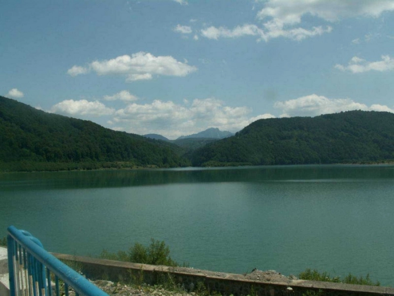 lacul-de-acumulare-de-pe-tarlung-golit-pe-jumatate-de-seceta