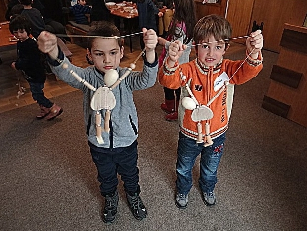 langa-lada-cu-povesti-cu-magie-construiesti-creatie-si-recreatie-la-teatrul-arlechino